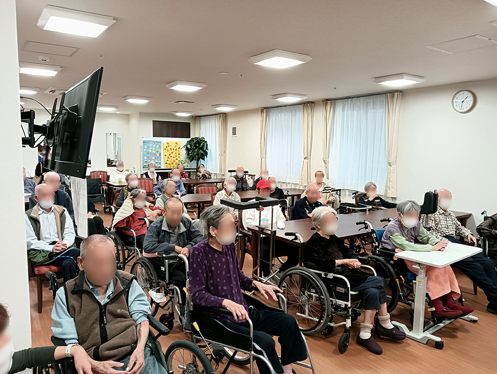 演奏を聴かれるご入居者さま