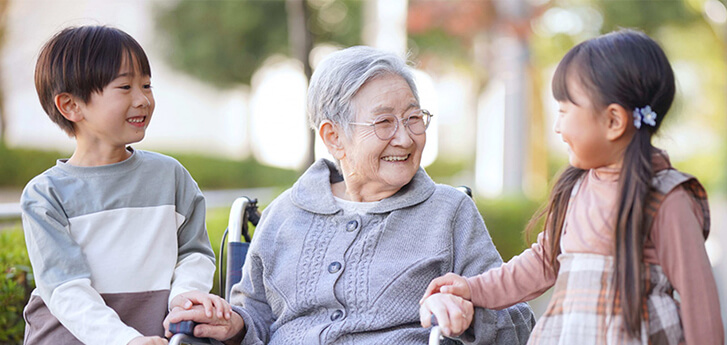 笑顔のおばあちゃんと子どもたち