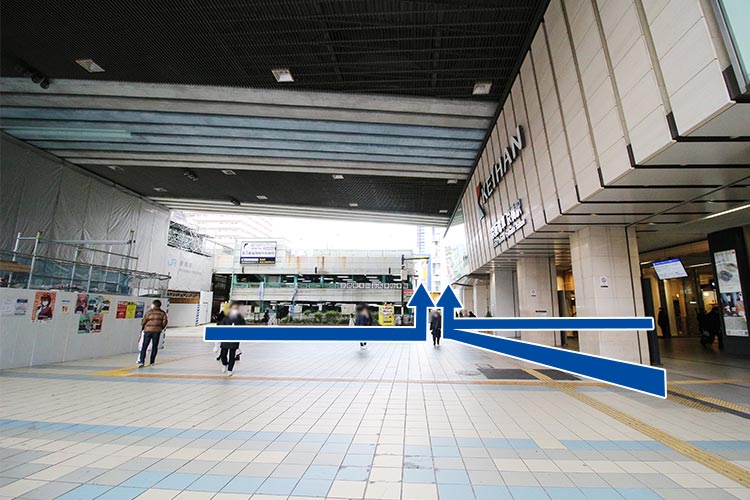 01.JR京橋駅北出口、京阪電車中央改札口、地下鉄京橋駅4番出口より矢印の方向に直進。