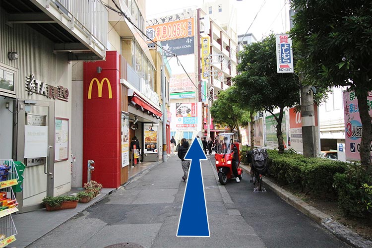 03.マクドナルド奥の歩道橋へ向かいます。