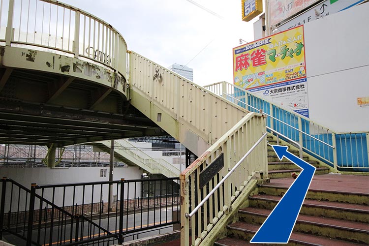 04.歩道橋で反対側の車線へ移動します。